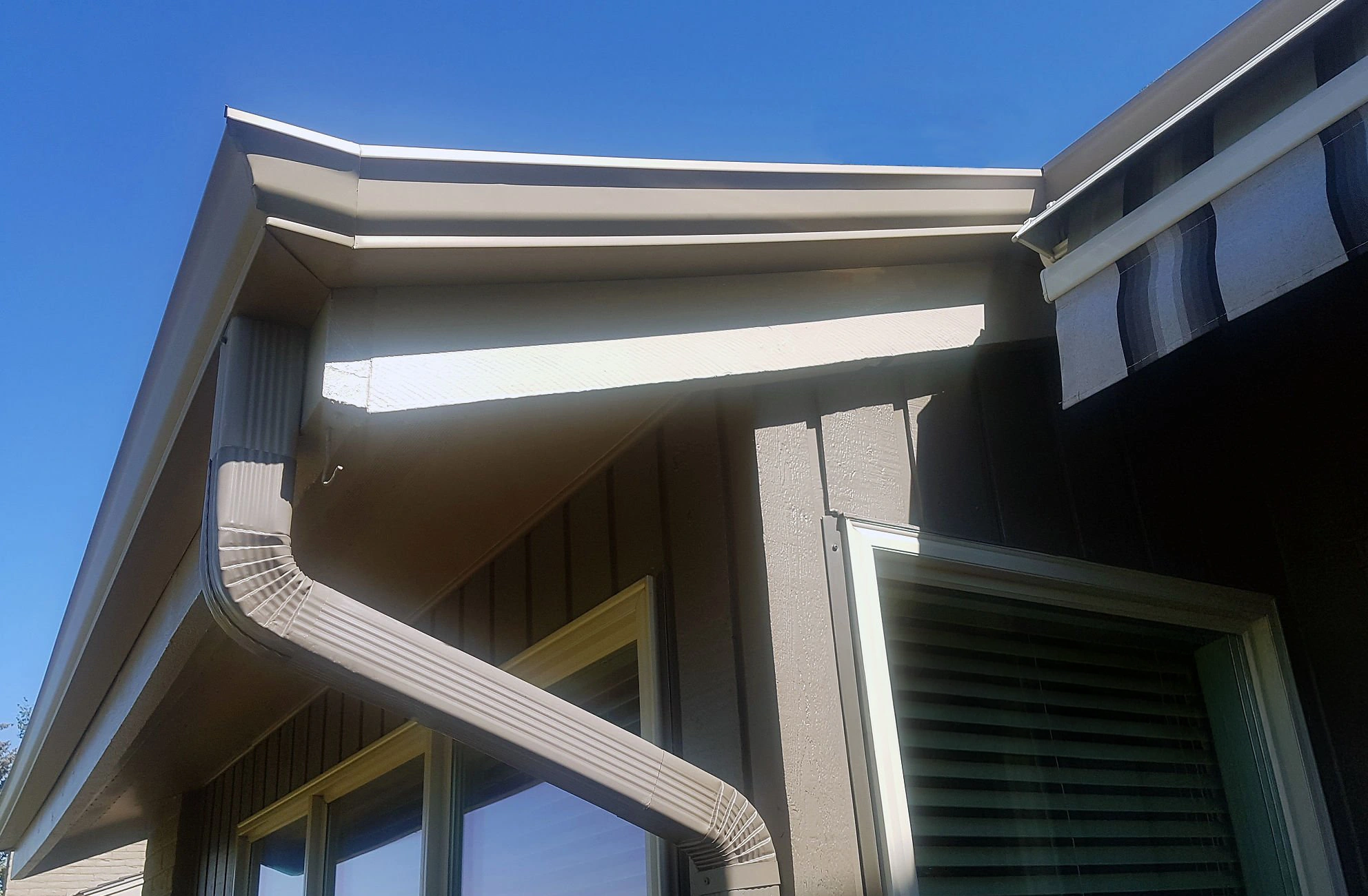 Roof-edge drainage and gutter improvement reference
