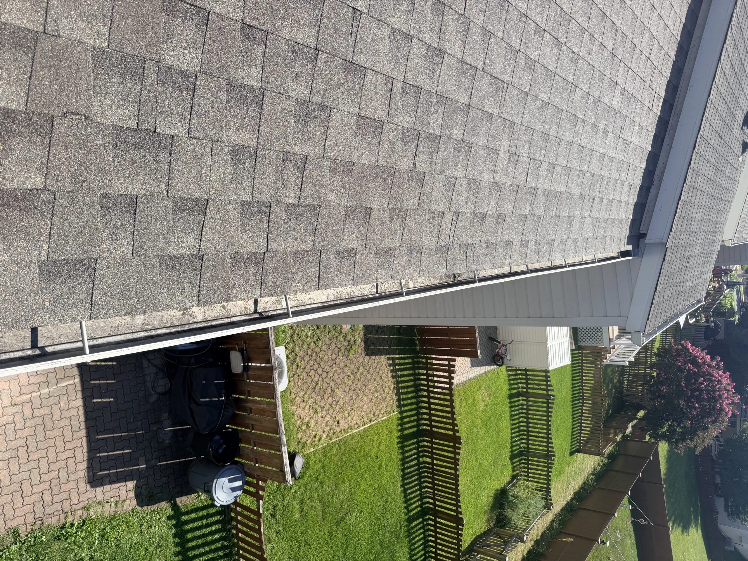 Roofer in La Plata residential roofing improvement project